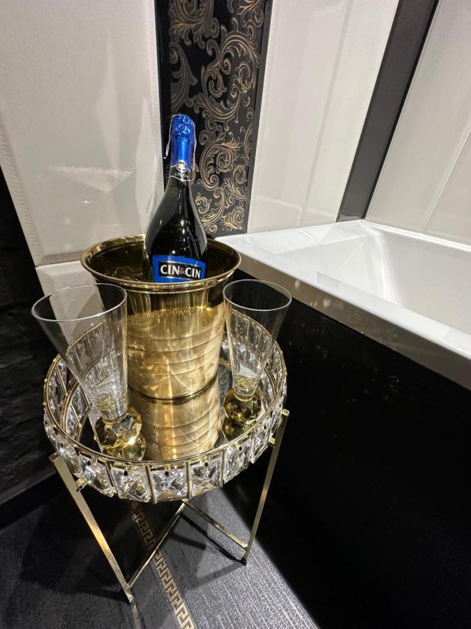 Darkhouse Versace Pink Лодз Екстериор снимка