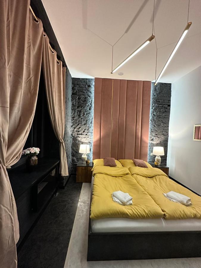 Darkhouse Versace Pink Лодз Екстериор снимка